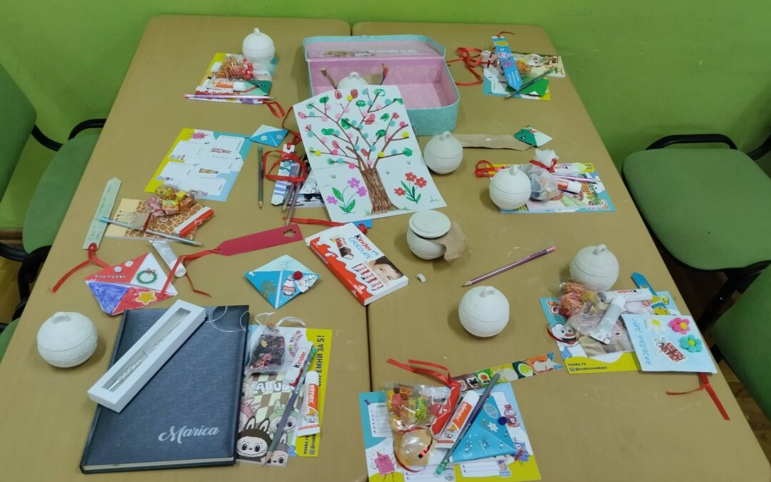 РАЗМЕНА НОВОГОДИШЊИХ ПОКЛОНА И ЧЕСТИТКИ